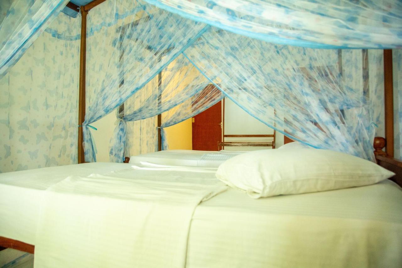 Lake Edge Holiday Inn Тисамахарама Екстериор снимка