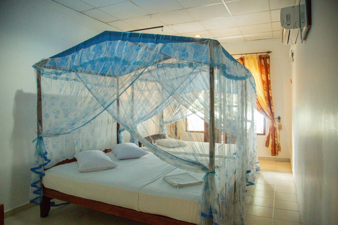 Lake Edge Holiday Inn Тисамахарама Екстериор снимка
