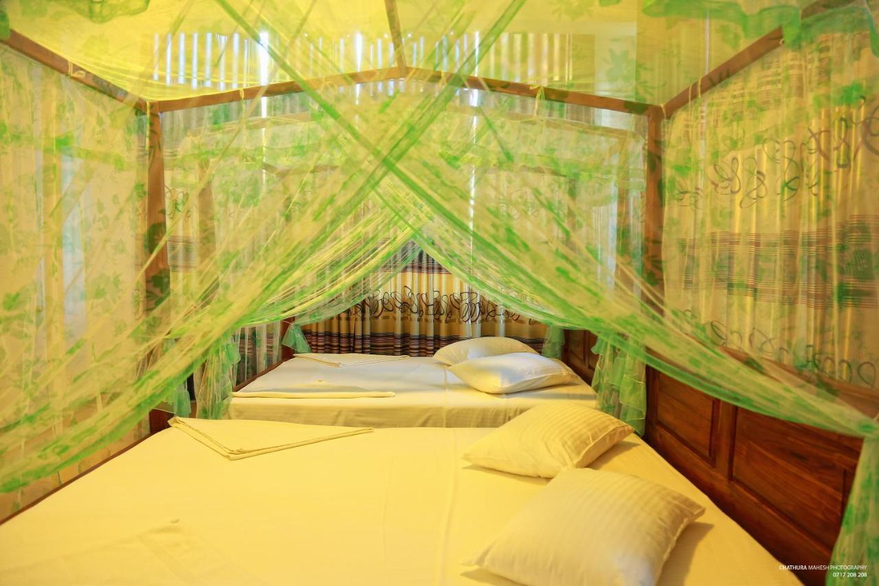 Lake Edge Holiday Inn Тисамахарама Екстериор снимка