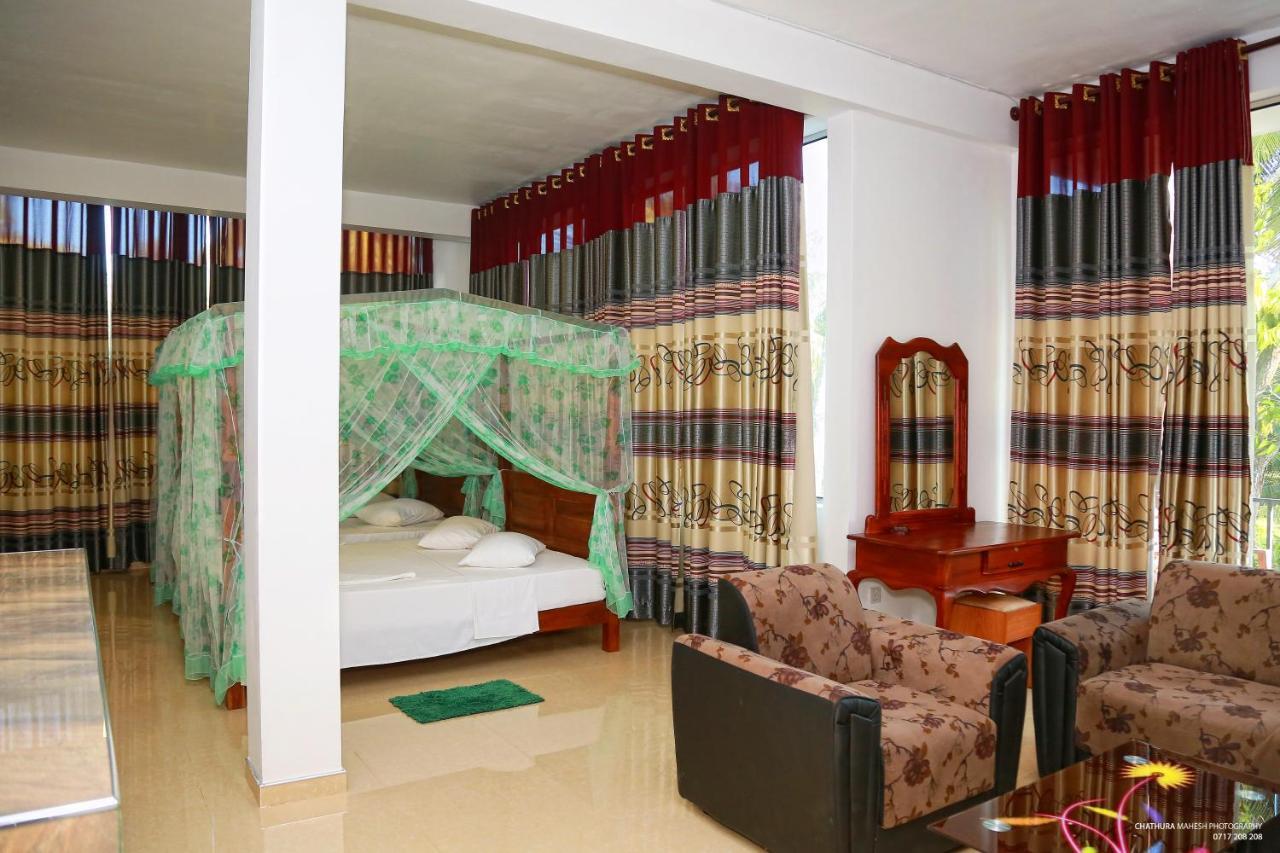 Lake Edge Holiday Inn Тисамахарама Екстериор снимка