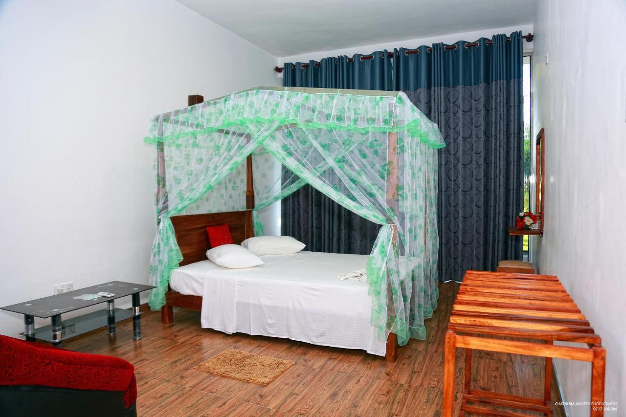 Lake Edge Holiday Inn Тисамахарама Екстериор снимка