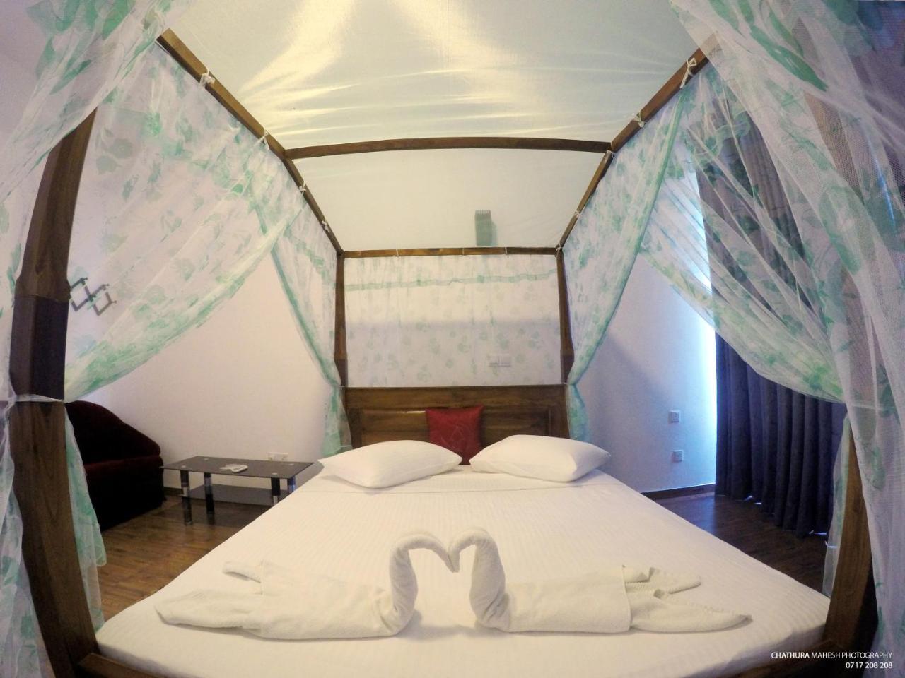 Lake Edge Holiday Inn Тисамахарама Екстериор снимка